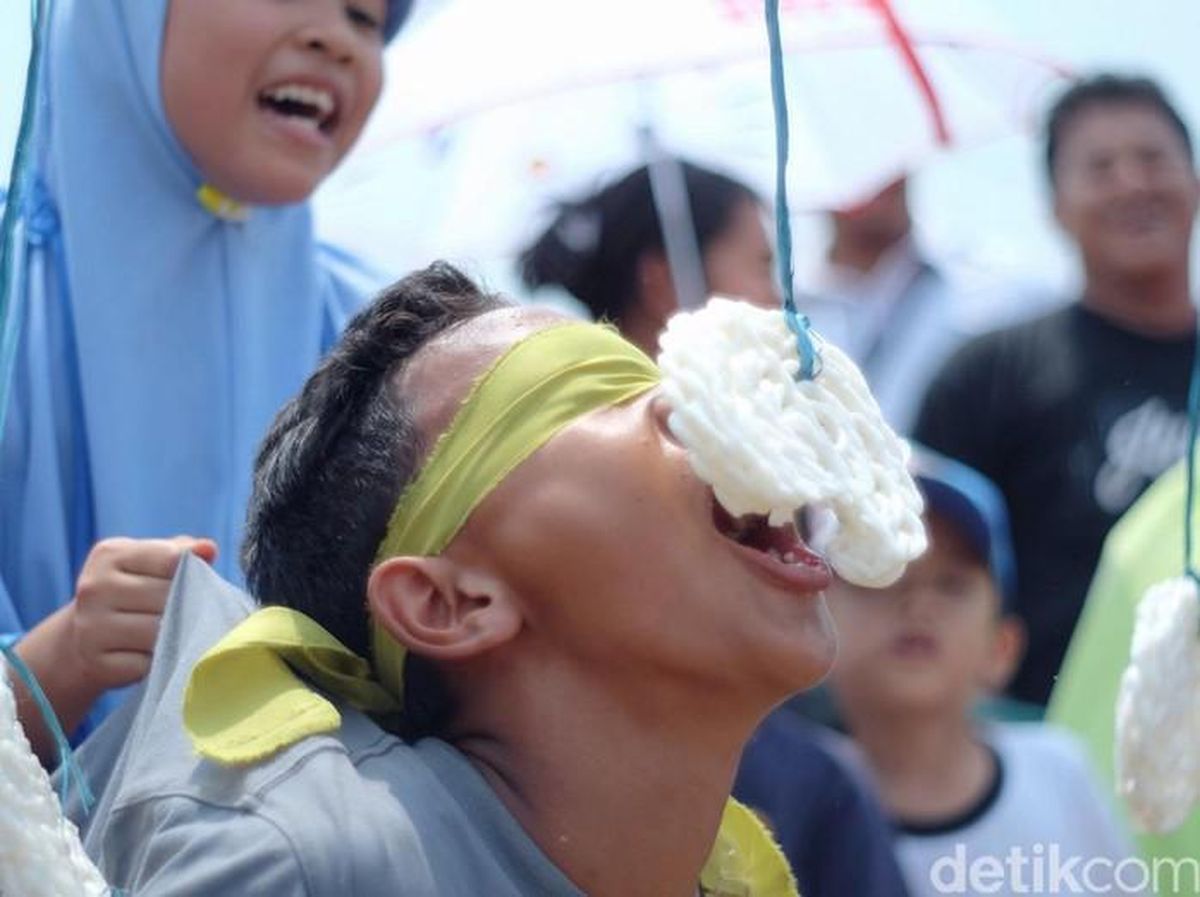 Foto Juara 1 Lomba Makan Kerupuk